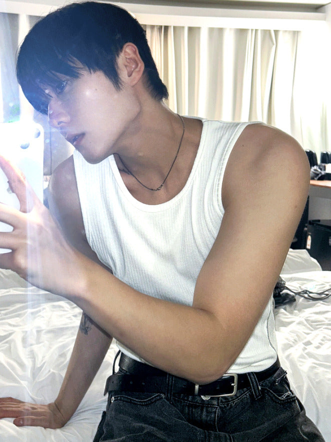 Muscle fit side stitch sleeveless shirt