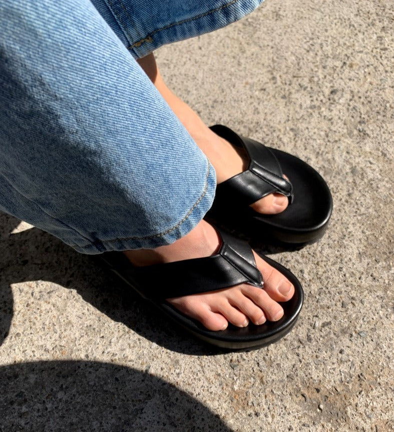 sunday summer leather flip-flop